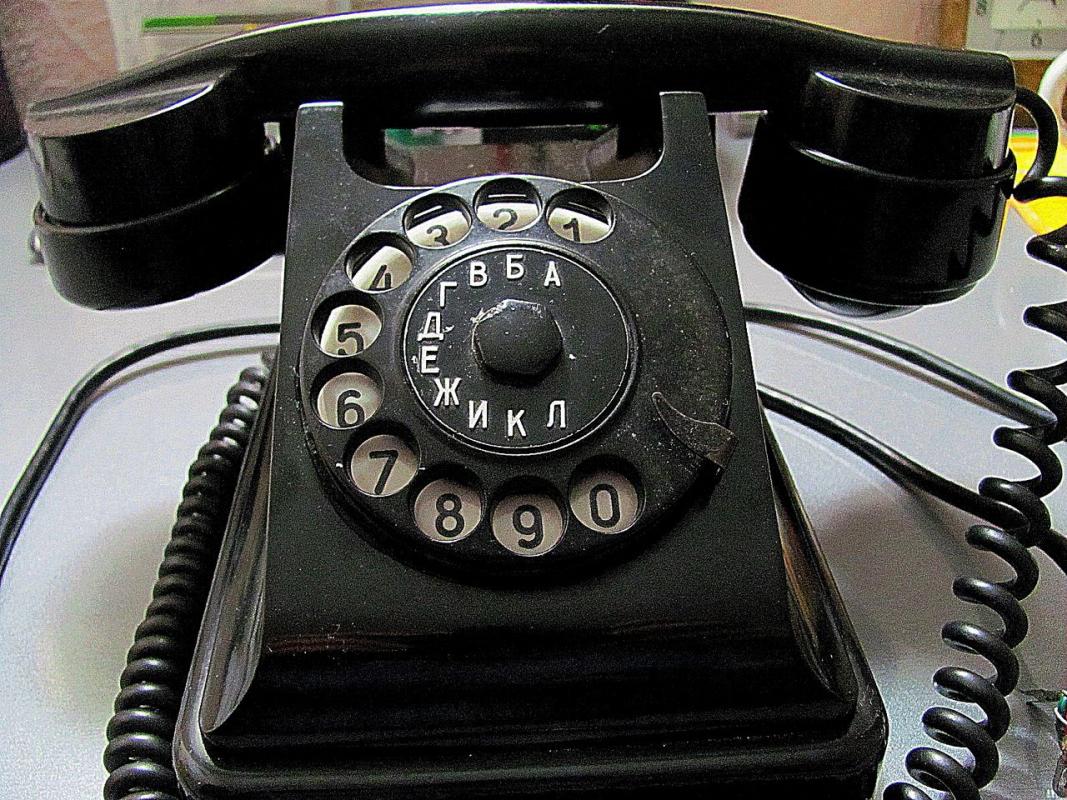 Советская 30 телефон. Старый телефонный аппарат. Советский телефонный аппарат. Телефонный аппарат с номеронабирателем. Телефонный диск.